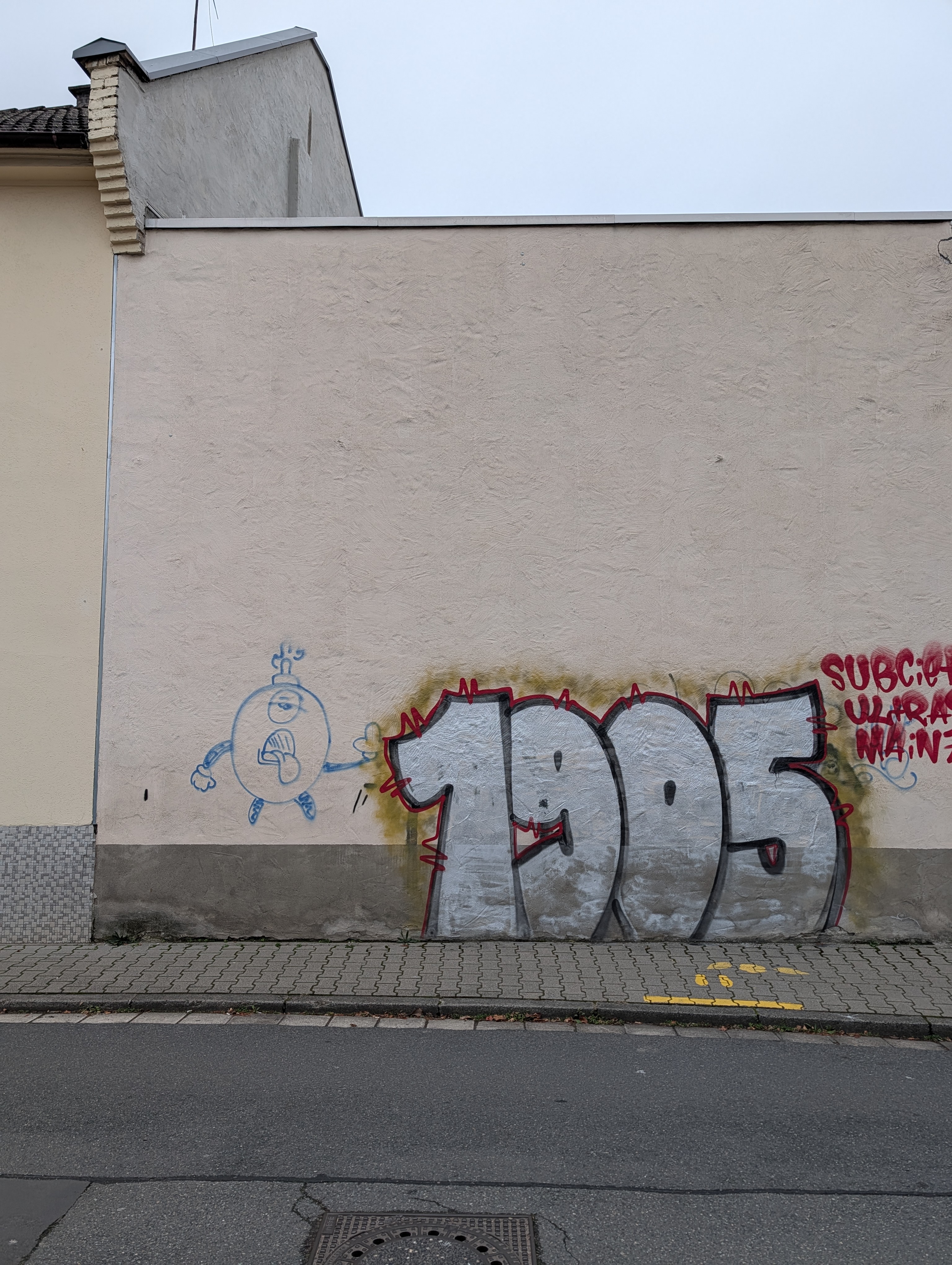 Hauswand mit Einauge und 1995-Graffiti